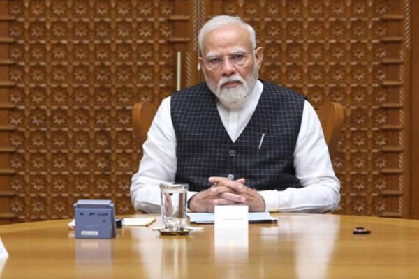 तीनों सेनाओं के स्तर पर चल रही रणनीतिक तैयारियों के बीच पीएम मोदी ने प्रमुख एयरचीफ मार्शल एपी सिंह के साथ बैठक की