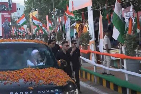 PM मोदी ने पटना एयरपोर्ट के नए टर्मिनल भवन का उद्घाटन कर किया रोड शो, हजारों की भीड़ उमड़ी, हुई पुष्प वर्षा