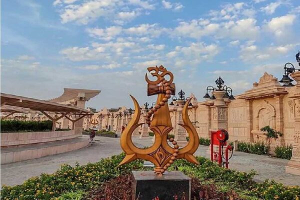 श्री महाकालेश्वर मंदिर में शीघ्र दर्शन के नाम पर फर्जीवाड़ा, सुरक्षा व्यवस्था प्रभारी ने युवक को श्रद्धालूओं के साथ पकड़ा