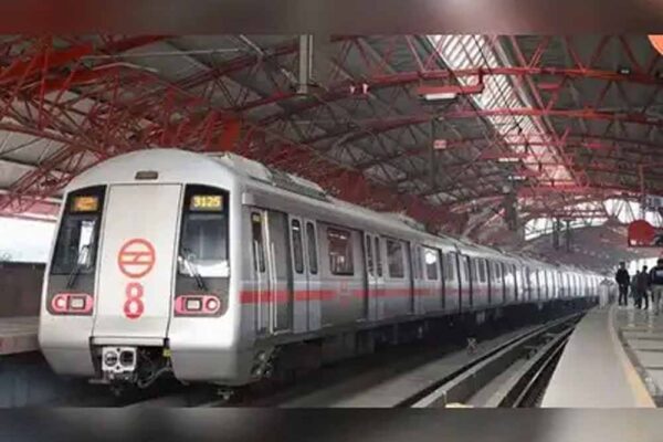 दिल्ली के इस मेट्रो स्टेशन पर अचानक लगी आग, हालांकि अब स्थिति सामान्य
