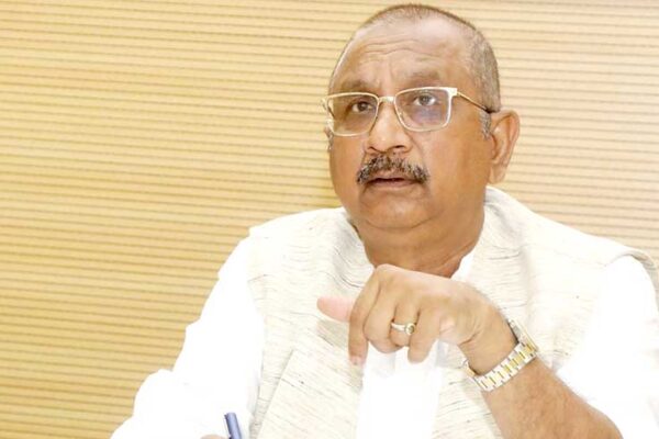 मंत्री शाह गैंगरेप पीड़िता के परिजनों से मिले, आर्थिक सहायता, टीनशेड देने का ऐलान, पीड़िता के परिवार की तस्वीर वायरल