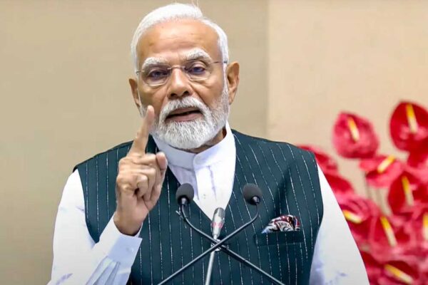 मोदी ने जोर देकर कहा कि रोजगार केवल नौकरी नहीं, बल्कि युवा शक्ति को राष्ट्र निर्माण से जोड़ने की एक कड़ी