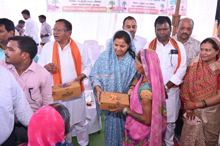 सूरजपुर जिले में 61,413 महिला संग्राहकों को मिलेगी चरण पादुका