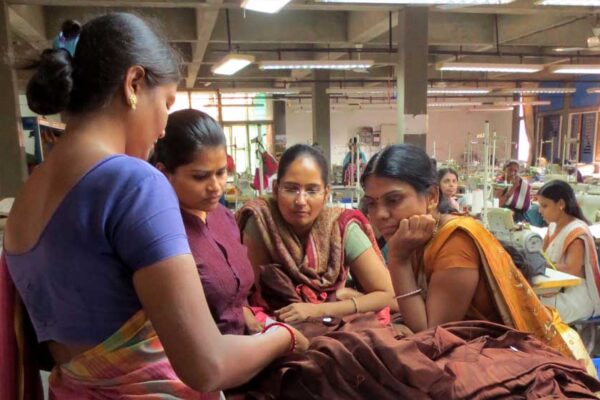 मॉल, कारखानों, बाजार में रात में काम कर सकेंगी महिलाएं, सरकार ने दी सशर्त मंजूरी; सुरक्षा की व्यवस्था नियोक्ता को करनी होगी