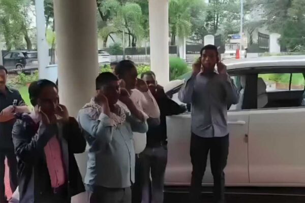 कवर्धा जिले में सरकारी कार्यालयों में अनुशासन की नई मिसाल कायम हुई, देर से ऑफिस पहुंचने वाले कर्मचारियों को सबक सिखाया