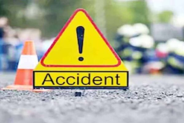 धनबाद में राष्ट्रीय राजमार्ग पर डिवाइडर से टकराकर पलटी कार, 2 युवकों की मौत