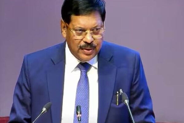 जजों को निशाना बनाना जारी, CJI गवई ने कड़ा रुख दिखाया—ना माफी, ना याचिका वापसी
