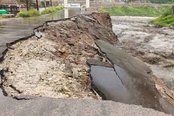 हिमाचल में कहर बरपा मॉनसून, कुल्लू में बादल फटा तो शिमला-मंडी में ढह गईं सड़कें