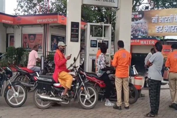 हेलमेट नहीं, फिर भी पेट्रोल! विधायक परिवार के पंप पर लापरवाही, प्रशासन ने दी सख्त चेतावनी