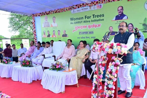 उप मुख्यमंत्री साव और अन्य अतिथियों ने लगाए सिंदूर के पौधे