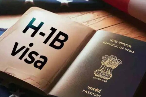 5.5 करोड़ वीजा होल्डर्स पर खतरा, ट्रंप सरकार बोली- नियम तोड़े तो रद्द होगा वीजा