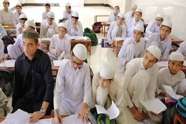 पाकिस्तान की अर्थव्यवस्था पर सवाल, रिपोर्ट में फैक्ट्रियों से ज्यादा मस्जिद-मदरसे पाए गए