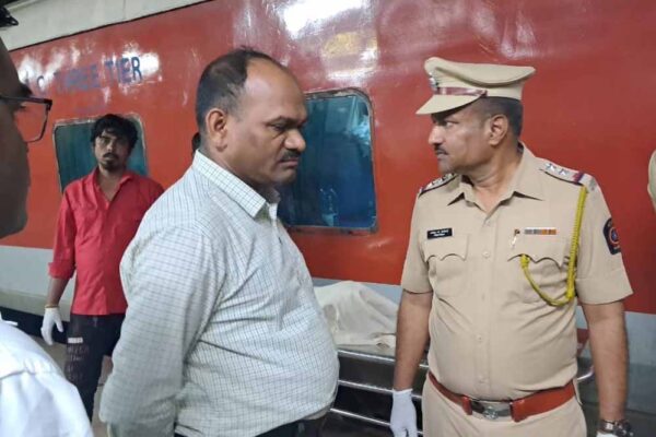 मुंबई से कुशीनगर जा रही ट्रेन में हड़कंप, AC कोच के टॉयलेट में मिली बच्ची की डेड बॉडी
