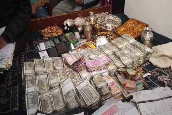 इंजीनियर के घर छापा: 20 लाख रुपए जलाए, 40 लाख नकद और लग्जरी घड़ियां मिलीं