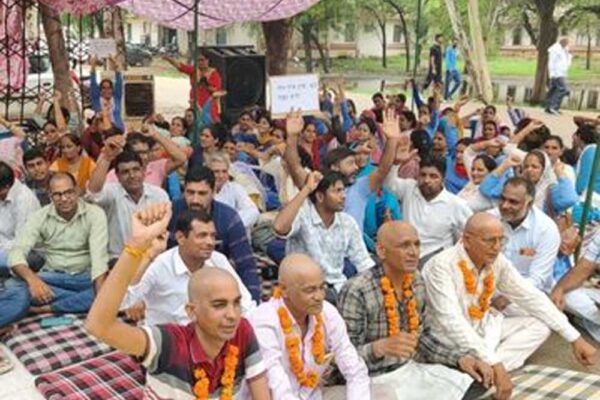 सरकार पर वादा खिलाफी का आरोप, NHM कर्मचारियों ने सिर मुंडवाकर जताया आक्रोश