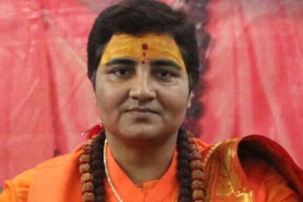 साध्वी ने एक बार फिर विवादित बयान देकर सियासी तापमान बढ़ा दिया, बोली आतंकवाद का रंग हरा होता है