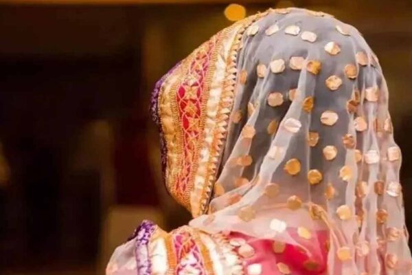 पिता की मौत और भाई की आत्मदाह की कोशिश, बेटी से मारपीट का लाइव वीडियो बना वजह