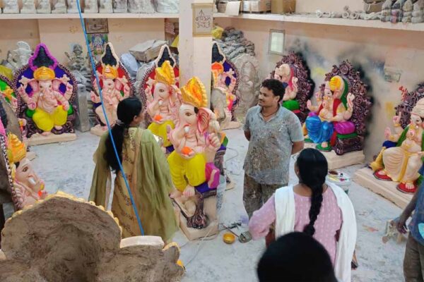 गणेशोत्सव की अनूठी परंपरा: इंदौर परिवार 11 साल से दे रहा बिना भाव-ताव की मूर्तियां
