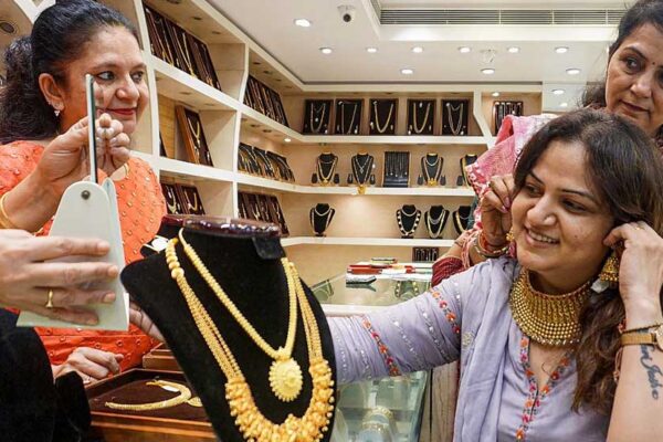 गोल्ड 1400 रुपये टूटा, चांदी 1,13,000 के पार — आज के ताज़ा भाव देखें