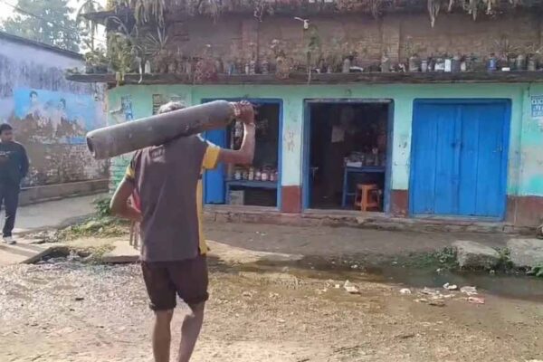 मरीज को स्ट्रेचर से सड़क पार कराना पड़ा महंगा, स्वास्थ्य मंत्री ने अधिकारियों की ली क्लास