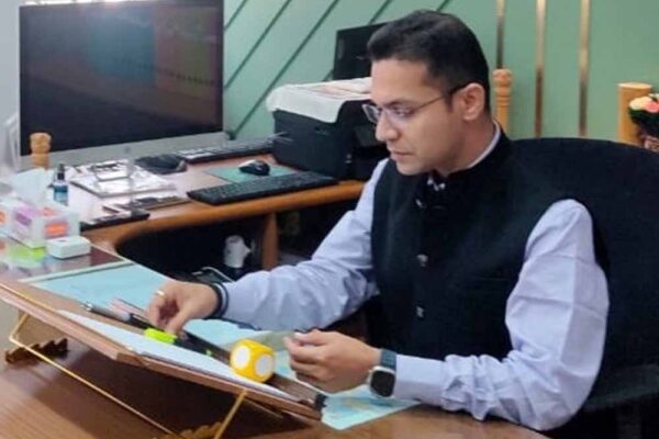 काम से प्रभावित हुए ज्योतिरादित्य सिंधिया, IAS की तारीफों के बांधे पुल