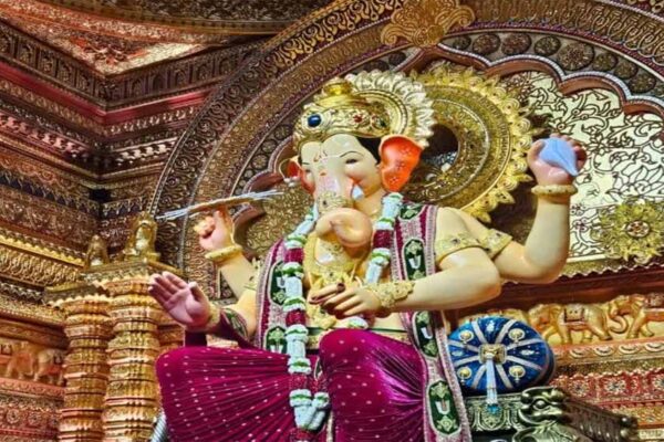 लालबागचा राजा मंदिर: दशकों से आस्था का प्रतीक, दर्शन के लिए लंबी कतारें
