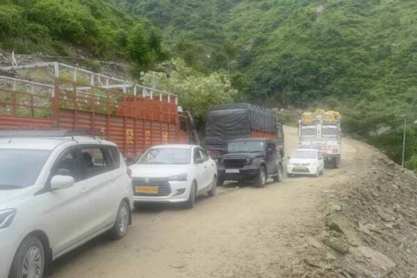 ट्रैफिक जाम से बिगड़ी हालत: चंडीगढ़-मनाली हाईवे पर सड़ने लगे फल-सब्जियां