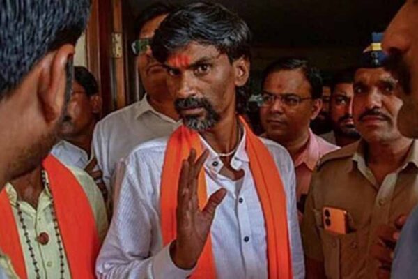 BMC चुनाव के बीच मनोज जरांगे ने सरकार को किया परेशान, फडणवीस मंत्रियों का दौरा