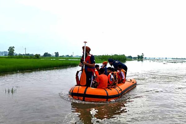 बाढ़ में फंसे एसडीएम-डीएसपी, NDRF की मदद से सुरक्षित निकाले गए
