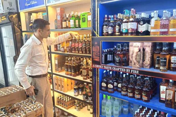 पंजाब के हाई-प्रोफाइल बारों में आबकारी विभाग का धावा, नियम तोड़ने वालों को नोटिस