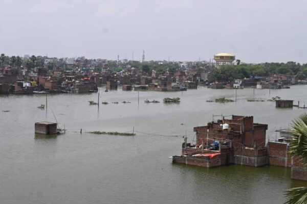 वरुणा नदी में हाहाकार, बनारस के कई घर गंगा के रिवर्स फ्लो से डूबे