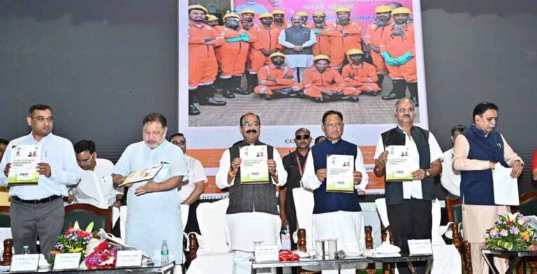 मुख्यमंत्री साय ने आवास योजना के हितग्राहियो को भवन निर्माण अनुज्ञा पत्र और पीएम स्वनिधि के लाभार्थियों को वितरित किए चेक