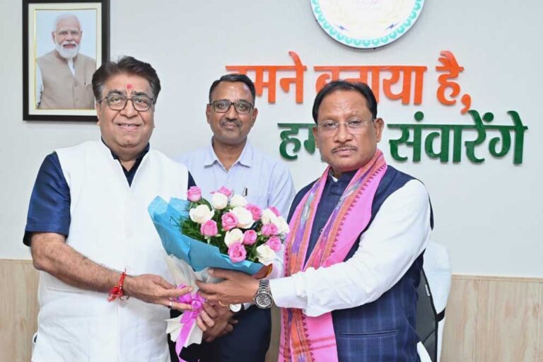 नया रायपुर ट्रिपल आईटी के निदेशक प्रो. ओमप्रकाश व्यास ने मुख्यमंत्री से की मुलाकात