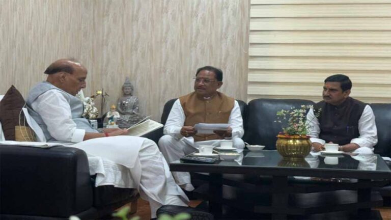 बिलासपुर एयरपोर्ट के विकास पर चर्चा, CM और केंद्रीय राज्य मंत्री ने रक्षा मंत्री से मुलाकात की
