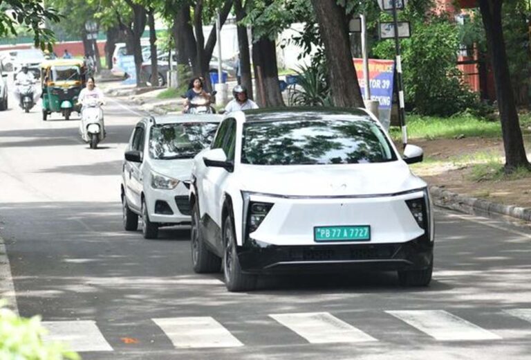 इलेक्ट्रिक गाड़ियों में अब आएगी आवाज! जानें क्या है AVAS और क्यों है ये जरूरी