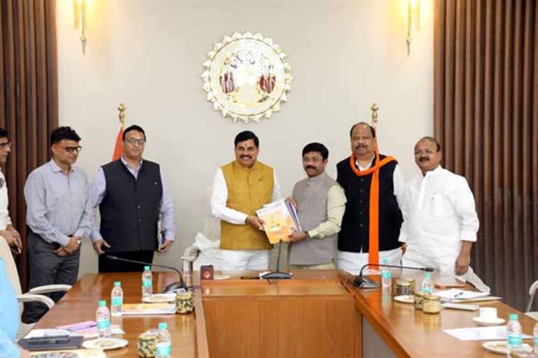 मुख्यमंत्री डॉ. यादव से उत्तरप्रदेश सरकार के मंत्री श्री गुप्ता ने की सौजन्य भेंट