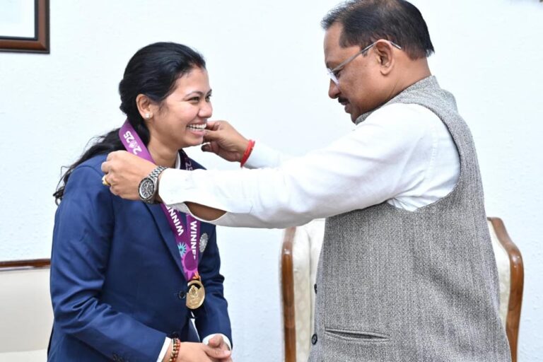 महिला क्रिकेट विश्व कप विजेता टीम की फिजियोथेरेपिस्ट ने मुख्यमंत्री से की मुलाकात, खेलों में छत्तीसगढ़ की भूमिका पर हुई चर्चा