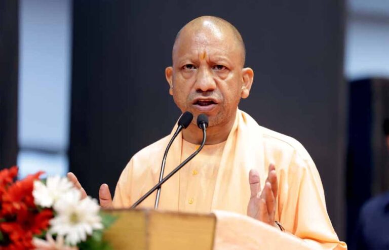 बिहार दौरे पर सीएम योगी: विपक्ष पर बरसे, कहा—‘पंचर बनाने वाले विकास की गाड़ी रोकना चाहते हैं’