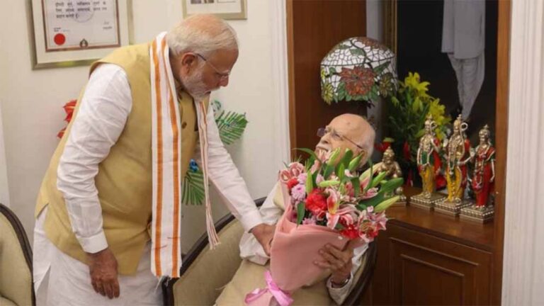 संघर्षों से शिखर तक की यात्रा का सम्मान, पीएम मोदी ने आडवाणी को घर जाकर दी शुभकामनाएं