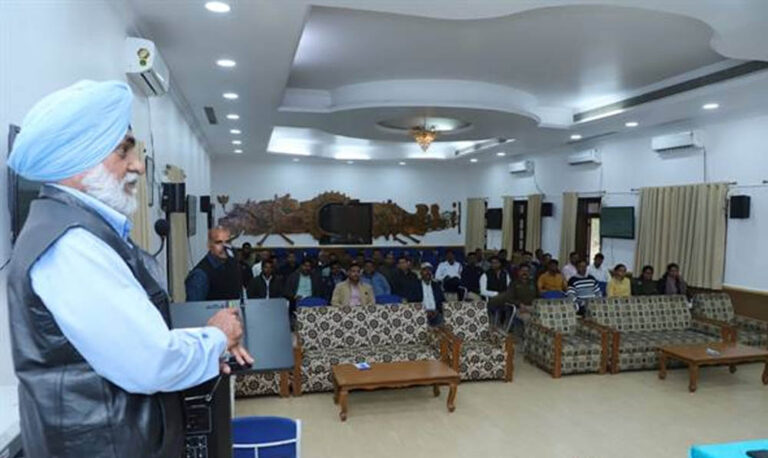 यातायात पुलिस के अधिकारी-कर्मचारियों ने लिया रिफ्रेशर कोर्स, सड़क सुरक्षा पर दिया गया प्रशिक्षण