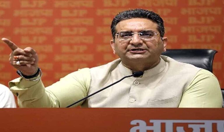 भारत की छवि को नुकसान पहुंचाने का आरोप, विदेश दौरे को लेकर विपक्ष पर वार