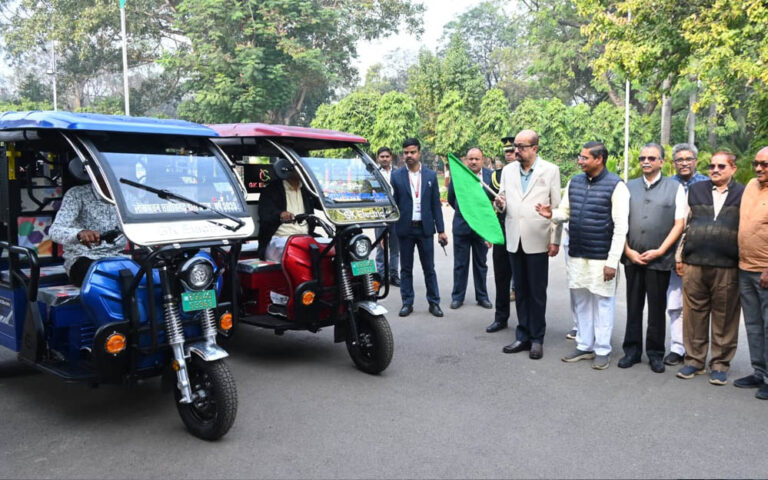 रायपुर: सरस्वती शिक्षा संस्थान को राज्यपाल डेका ने दिए चार ई-रिक्शे, बढ़ेगा परिवहन सुविधा
