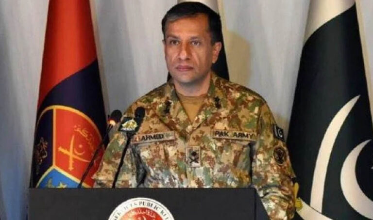 पाकिस्तान सेना के डीजी चौधरी की प्रेस कॉन्फ्रेंस में पेशेवरिता की कमी, ‘पैसे वापस’ की बेतुकी टिप्पणी