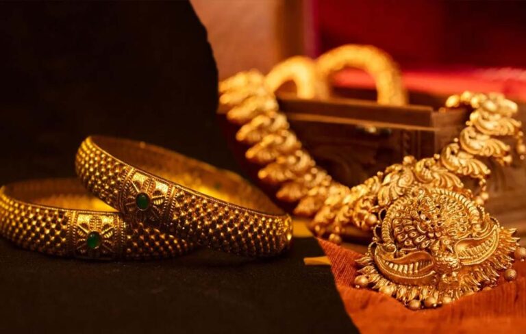 सोने-चांदी की ताजा कीमतें: सोने में मामूली गिरावट, चांदी ने पकड़ी तेजी