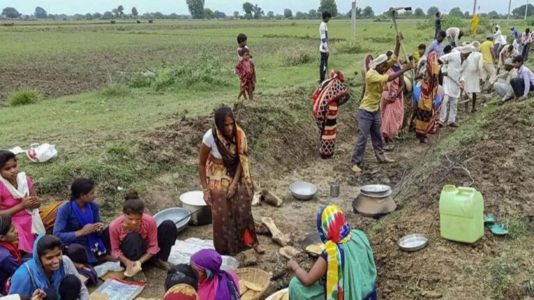 मजदूरों के लिए बड़ा सवाल: 6 साल में 1% को ही 100 दिन का काम, कोविड में 10 लाख नाम हटने की बात विधानसभा में उजागर