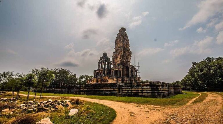 चंबल में 1000 साल पुराना शिव मंदिर, खंभों की गिनती नहीं हुई पूरी, भूतों की मान्यता से जुड़ा