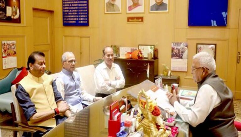 राज्य वित्त आयोग के अध्यक्ष पवैया ने राज्यपाल पटेल से की सौजन्य भेंट