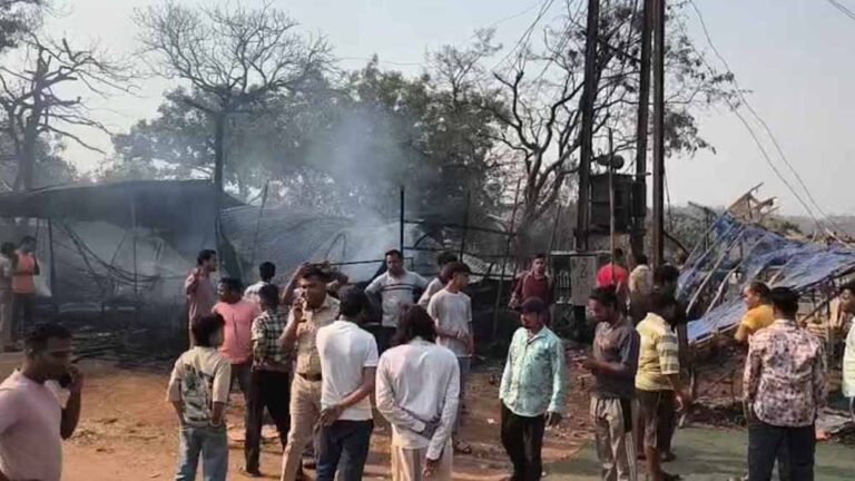 बलौदा बाजार में आग का तांडव: बंदरों के कारण शॉर्ट सर्किट, दुकानों में लगी भीषण आग