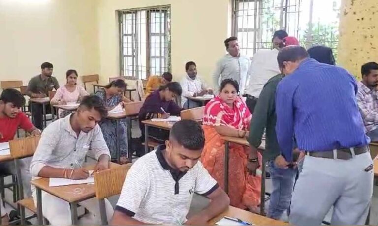 नकल पर सख्ती! ब्लूटूथ कांड में 10 छात्र धराए, विश्वविद्यालय ने परीक्षा केंद्र निरस्त किया