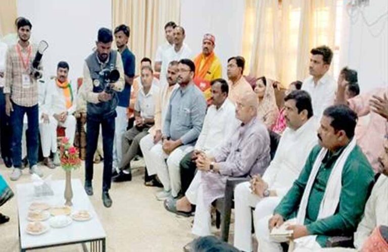 प्रशासनिक व्यवस्था और योजनाओं के मैदानी क्रियान्वयन को परखने सीधी में किया औचक निरीक्षण